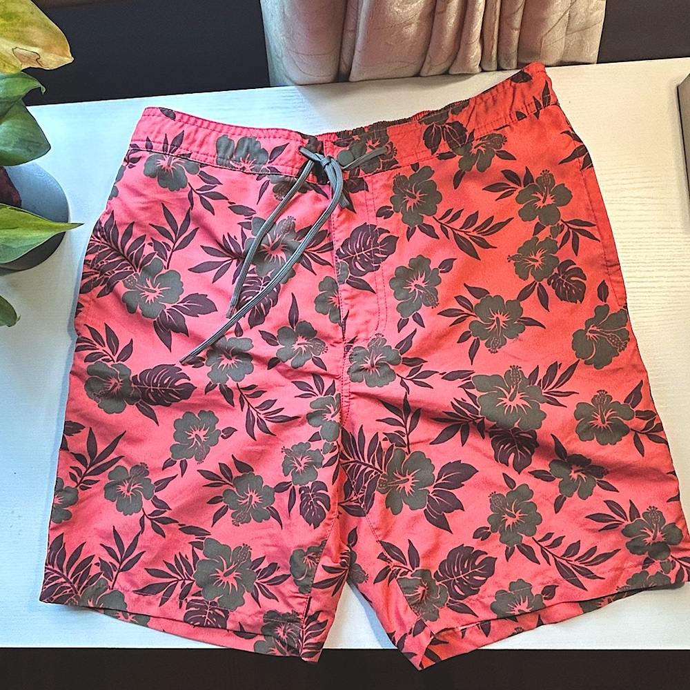 Like New Uniqlo Coral and pale green Floral Men's Hybrid Shorts Sz M 30-33